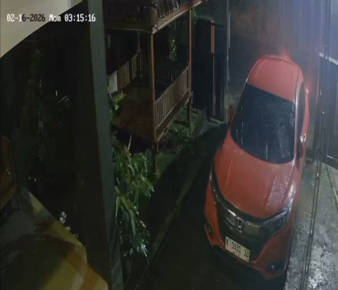 SATSET: Maling saat menggondol mobil di Pakis Aji pada Senin (16/2).