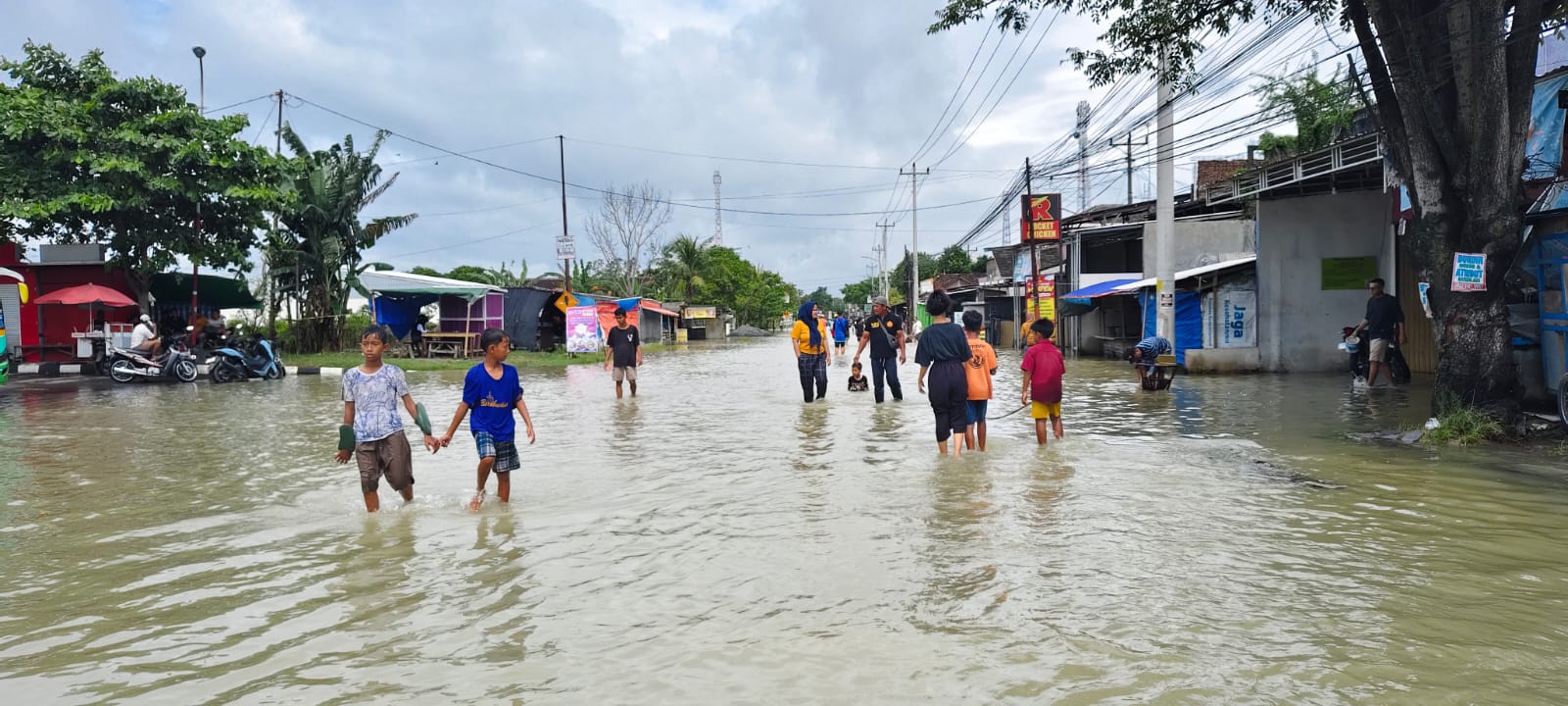 TERENDAM BANJIR &ndash; Jalan Mintreng Demak &ndash; Godong terputus dan tidak bisa dilewati karena terendam banjir setinggi 50 centimeter, Selasa (17/2)