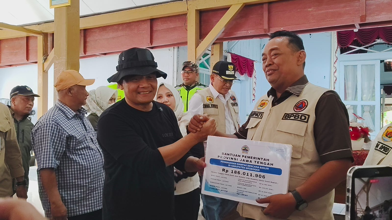SERAHKAN BANTUAN &ndash; Gubernur Jawa Tengah Ahmad Luthfi menyerahkan bantuan bencana banjir kepada Bupati Grobogan Setyo Hadi dalam pembahasan penanganan banjir Grobogan dan Demak di aula Kecamatan Gubug,