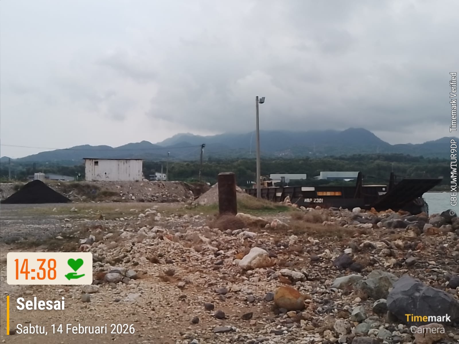 ALI MAHMUDI/RADAR KUDUS ALTERNATIVE: Tambatan pinggiran Terminal  menuai sorotan lantaran menjadi tempat bongkar muat padahal otoritas pelabuhan telah melayangkan larangan.