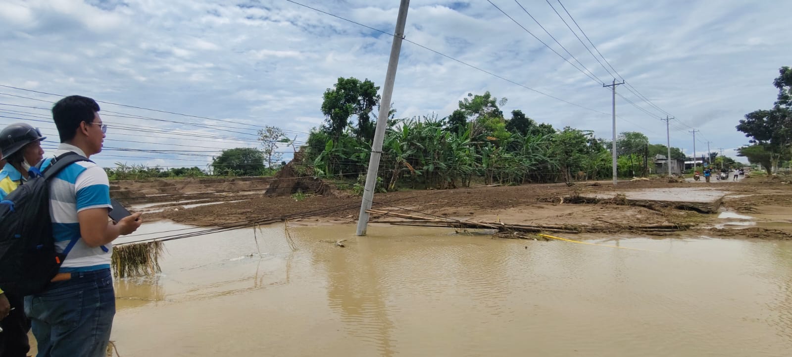 PUTUS TOTAL - Jalan Purwodadi - Semarang tepatnya di Desa Tinanding, Kecamatan Godong putus total akibat jebolnya tanggul kendaraan tidak bisa lewat, Selasa (16/2)