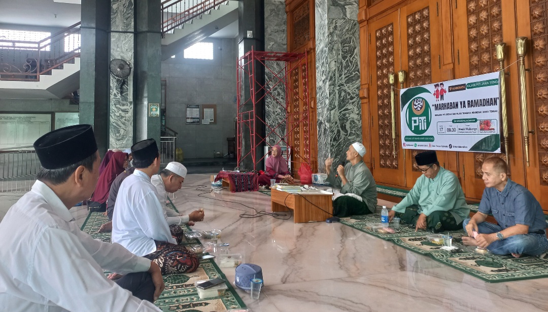 KHIDMAT: Ustaz Mahdi asal Magelang tengah memberikan tausiah di Masjid Besar Walisongo Pecangaan pada Selasa (17/2).