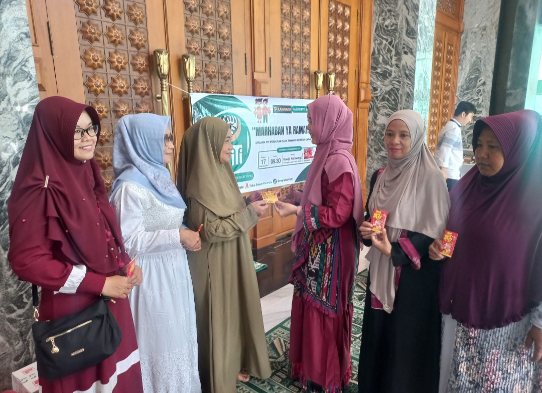 SUMRINGAH: Pengurus PITI Jawa Tengah Maria Leoni membagikan angpao kepada jemaah seusai tausiah.