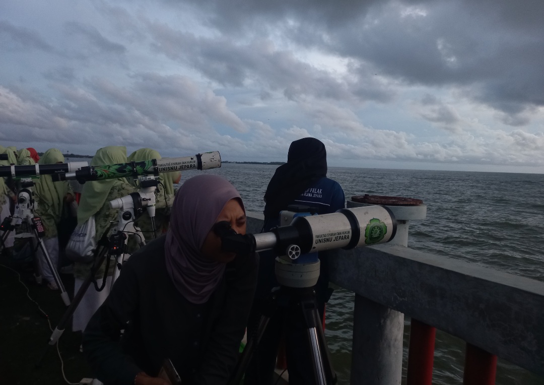 ANTUSIAS: Para pengunjung juga mencoba menyaksikan hilal melalui teleskop pada Selasa (17/2) sore di Pantai Kartini.