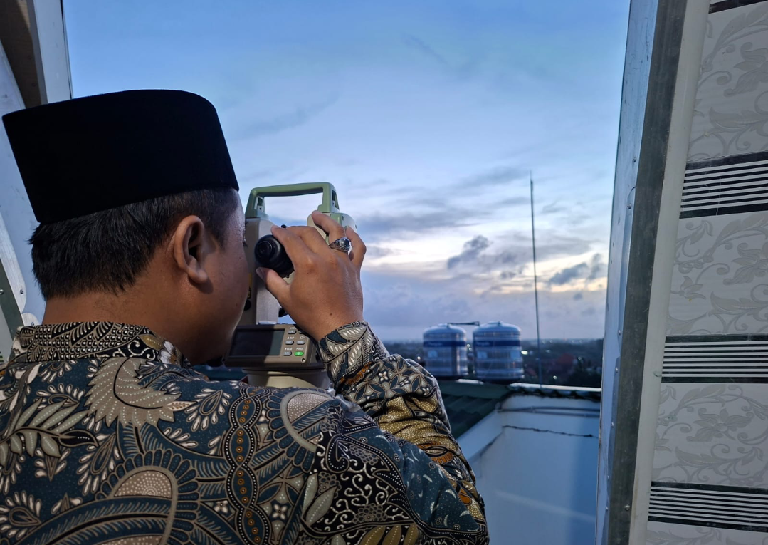 PEMANTAUAN: Sejumlah perukyat memantau hilal menggunakan teleskop teodolit di MAN 2 Kudus, Selasa (17/2). (ANDIKA TRISNA SAPUTRA/RADAR KUDUS)
