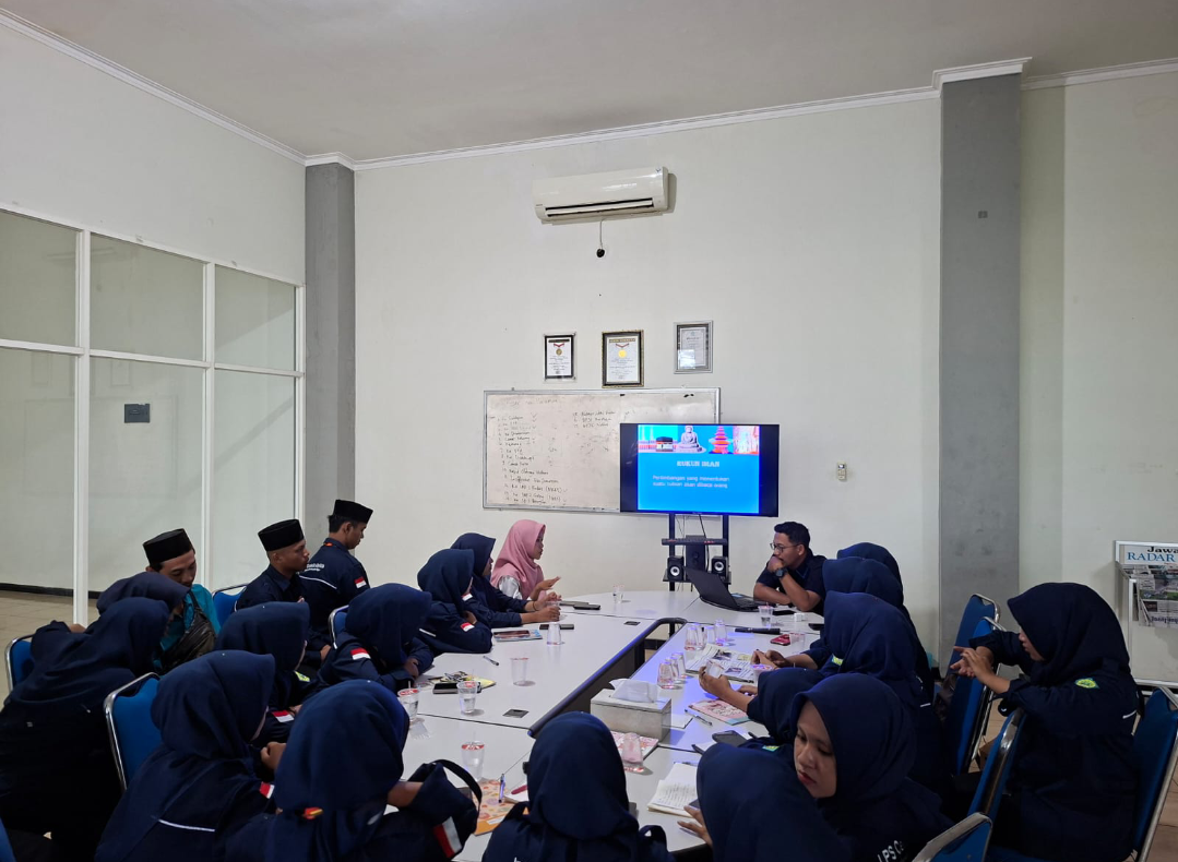 MATERI: Pemred Radar Kudus, Muhammad Ulin Nuha, memaparkan materi kepada peserta LPS Cendekia MAHIDA di lantai 3 kantor Jawa Pos Radar Kudus, Selasa (17/2). (ANDIKA TRISNA SAPUTRA/RADAR KUDUS)