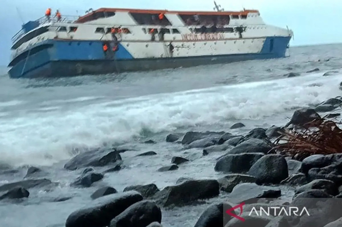Kapal rute Halsel - Ternate, KM Intim Teratai bertolak dari Pelabuhan Babang menuju Pelabuhan Bastiong, Ternate, mengalami karam di perairan Pulau Makian Malut, Selasa (17/2/2026).