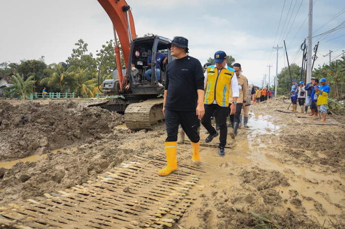 Gubernur Ahmad Luthfi&nbsp;meninjau jebolnya tanggul Sungai Tuntang dan memiita&nbsp;PUPR setempat untuk segera mempercepat pembangunan jembatan armco.