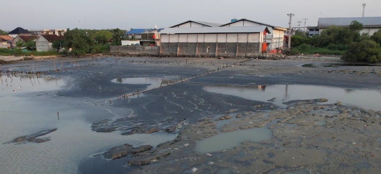 JADI SOROTAN: Dugaan pencemaran di tepi pantai Banyudono, Kaliori, menjadi sorotan