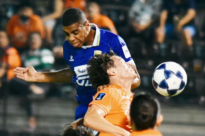 Pemain Persib Bandung Uilliam Barros (kiri) saat lawan Ratchaburi FC di leg pertama ACL 2 (11/2). (Dok. Istimewa)