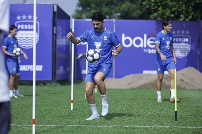 Bek Persib Bandung Frans Putros menyatakan masih optimistis mampu lolos dari hadangan Ratchaburi FC di babak 16 besar ACL Two 2025/26. (Istimewa)