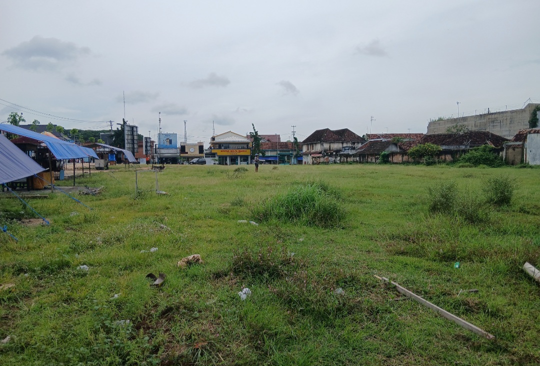 NGANGGUR: Lahan eks Pasar Induk Blora yang terletak di selatan Alun-alun.