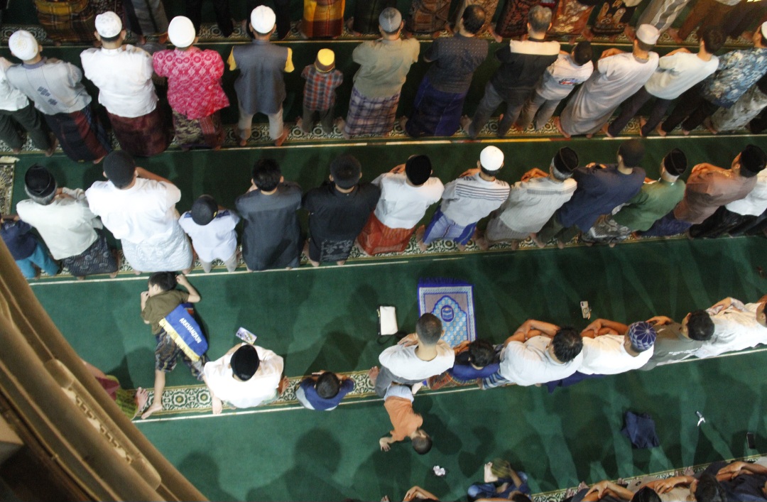 RAMAH: Setiap saf shalat Tarawih penuh jemaah, baik anak-anak hingga orang tua.
