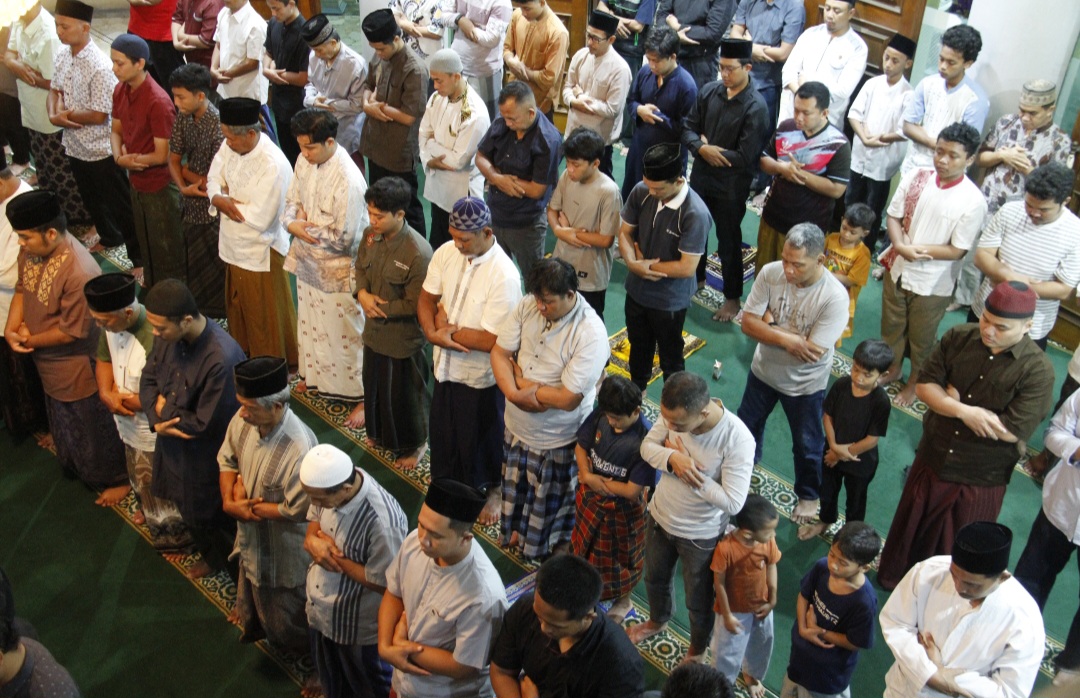 KHUSYUK: Jemaah shalat Tarawih di Masjid At-Taqwa Jepara pada Selasa (17/2) malam.