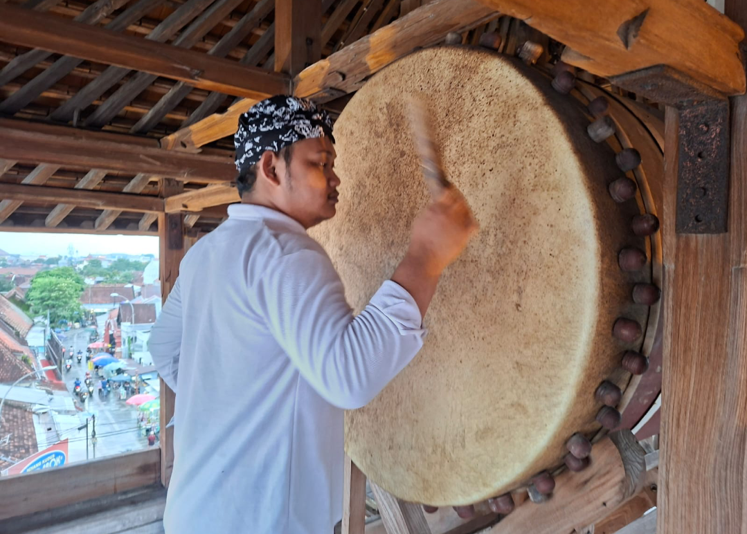 TANDA: Petugas penabuh bedug Menara Kudus menabuh bedug dandangan sebagai pertanda dimulainya bulan suci ramadan, Rabu (18/2). (ANDIKA TRISNA SAPUTRA/RADAR KUDUS)
