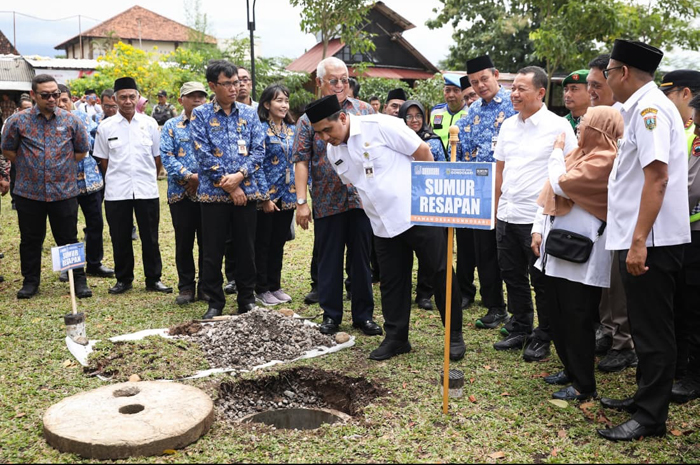 Wakil Gubernur Taj Yasin Maimoen saat meninjau pembangunan sumur resapan di Desa Gondosari, Kecamatan Gebog, Kabupaten Kudus, Rabu (18/2/2026).