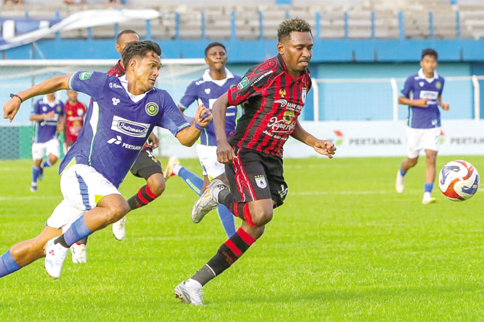 AKSELERASI: Striker Persiku Imam Bagus (kiri) berusaha merebut bola dari pemain Persipura.