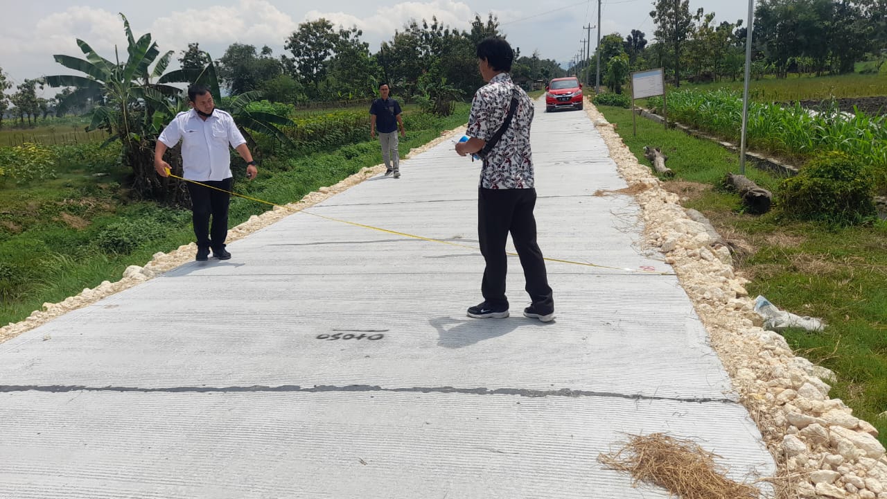 TERBANGUN: Hasil pekerjaan peningkatan jalan di ruas Nambuhan-Waru, Kabupaten Grobogan.&nbsp;