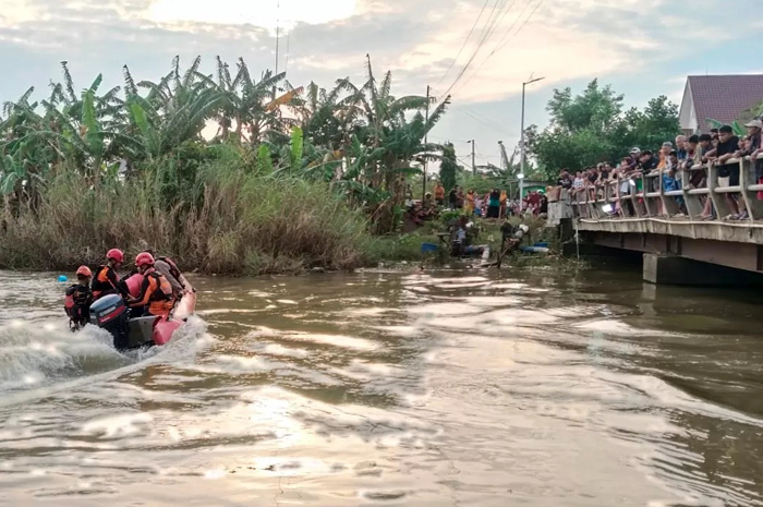 Tim SAR gabungan melakukan pencarian dua pemuda yang hilang tenggelam di Sungai Dukuh Ngambleg, Desa Tanjungharjo, Kecamatan Tegowanu, Kabupaten Grobogan, Rabu (18/2/2026). (Dok.Basarnas Semarang)