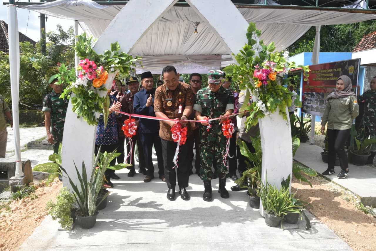 DITUTUP: Bupati Grobogan Setyo Hadi saat memotong pita di penutupan KBM Tahap II di Desa Rejosari Kecamatan Grobogan.