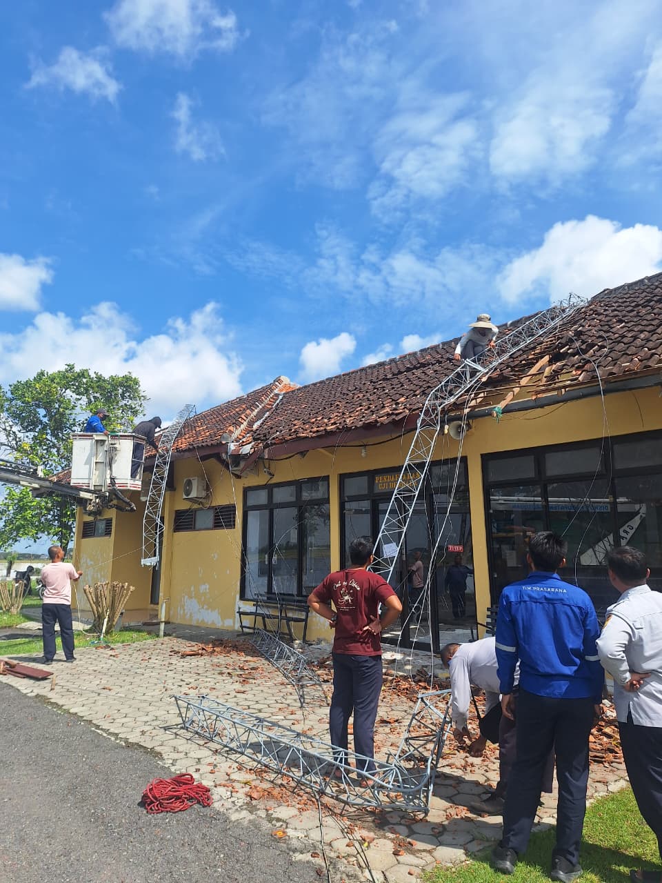 AMBRUK:  Petugas Dishub Grobogan saat memperbaiki tower yang ambruk.