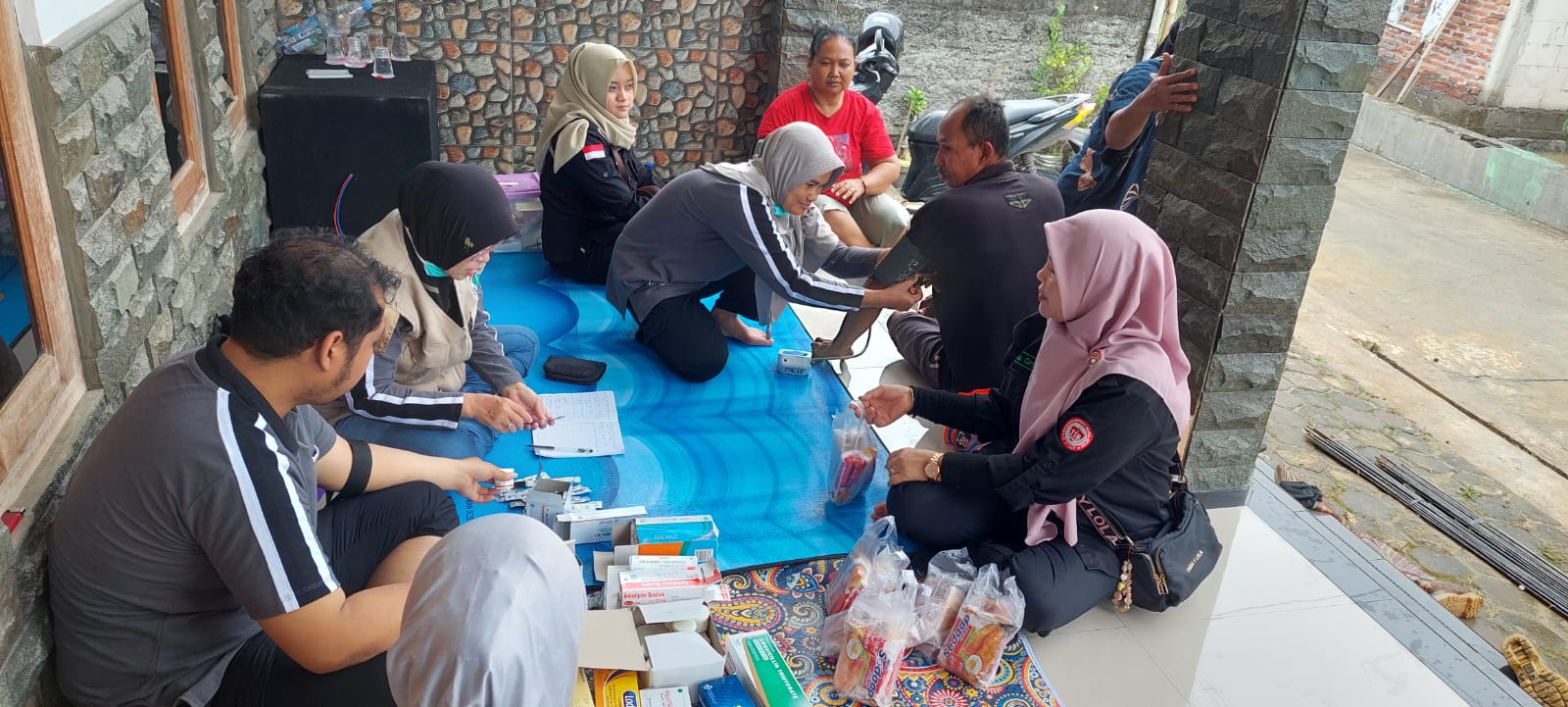 MENGECEK: Petugas Puskesmas Godong dan PSC 119 Dinkes Grobogan saat melakukan pengecekan kesehatan di lokasi terdampak banjir.