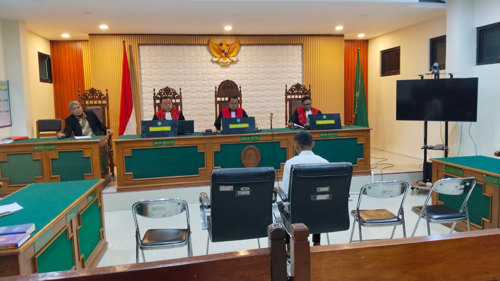 ISTIMEWA/RADAR KUDUS EFEK JERA: Prakaz Novra H Terdakwa kasus penggelapan uang perusahaan Rp 1,3 M divonis 2,5 tahun pada sidang di PN Purwodadi kemarin.