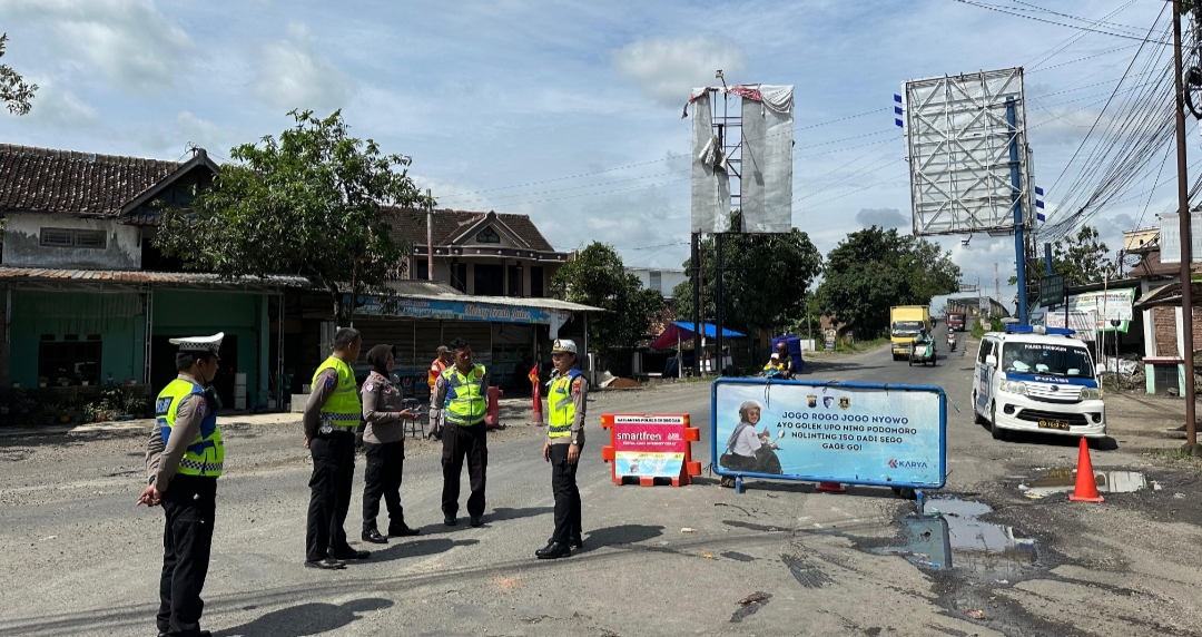 Satlantas Grobogan sedang bertugas mengatur lalu lintas