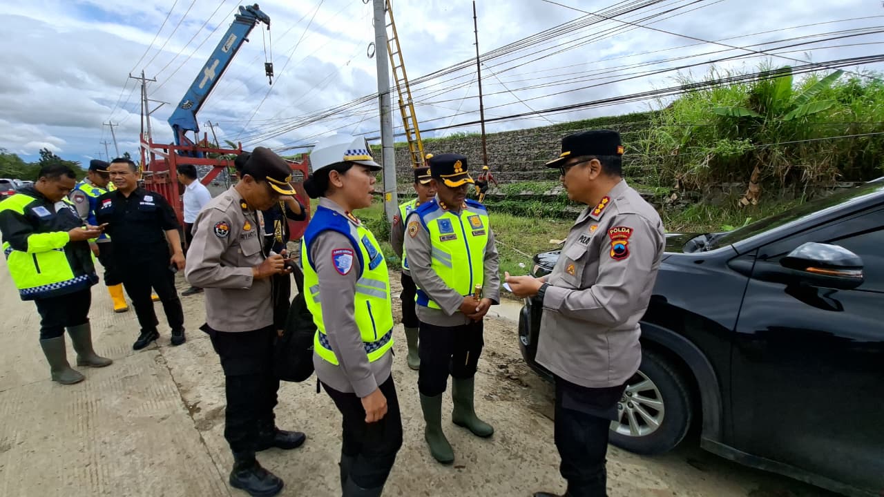 TINJAU LAPANGAN &ndash; Kabid Humas Polda Jawa Tengah Kombes Pol Artanto bersama Kapolres Grobogan AKBP Ike Yulianto meninjau langsung tanggul jebol dan jalan putus di Jalan Purwodadi &ndash; Semarang
