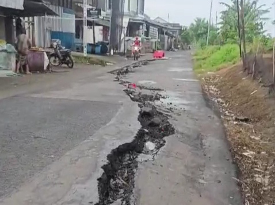 TANAH GERAK: Kondisi jalan di Desa Guwosoberto, Welahan yang amblas belum tertangani.