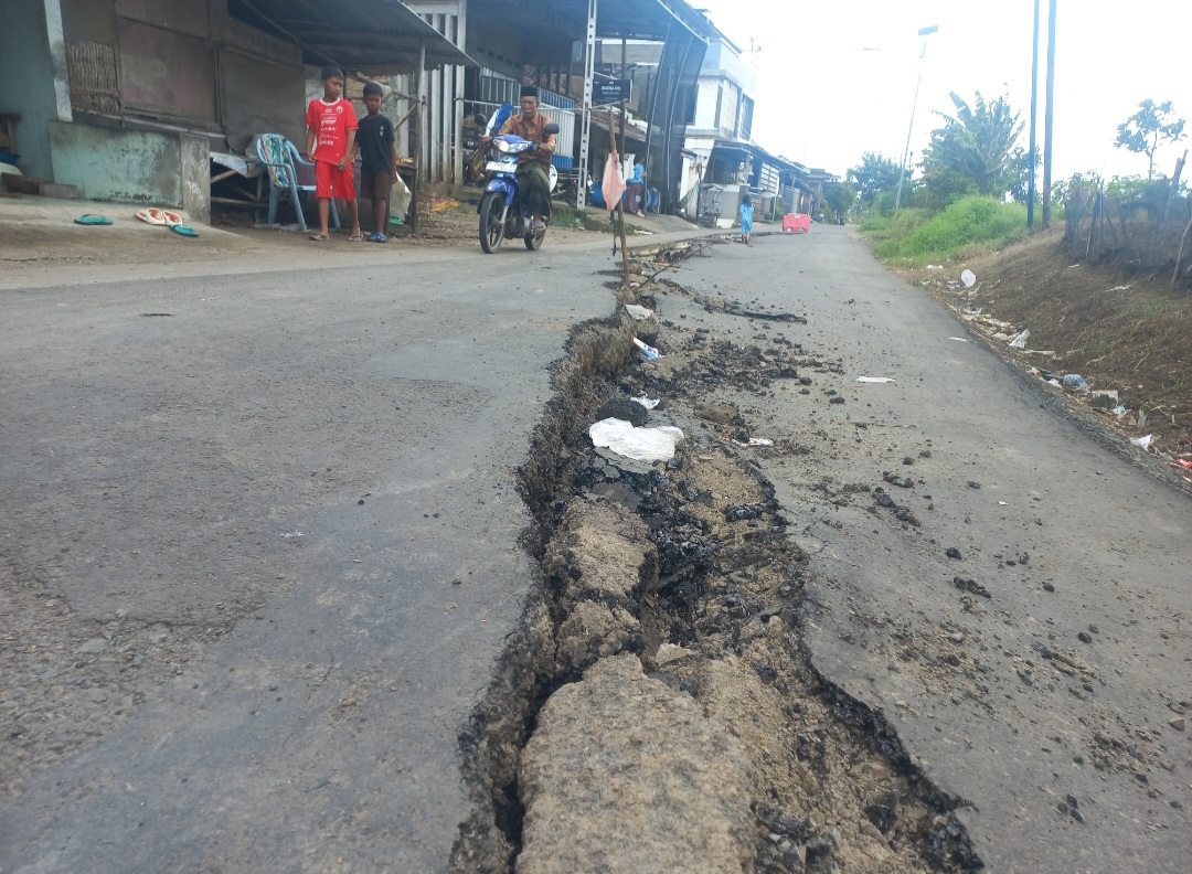 MEMANJANG: Retakan menyambung hingga sepanjang 50 meter.