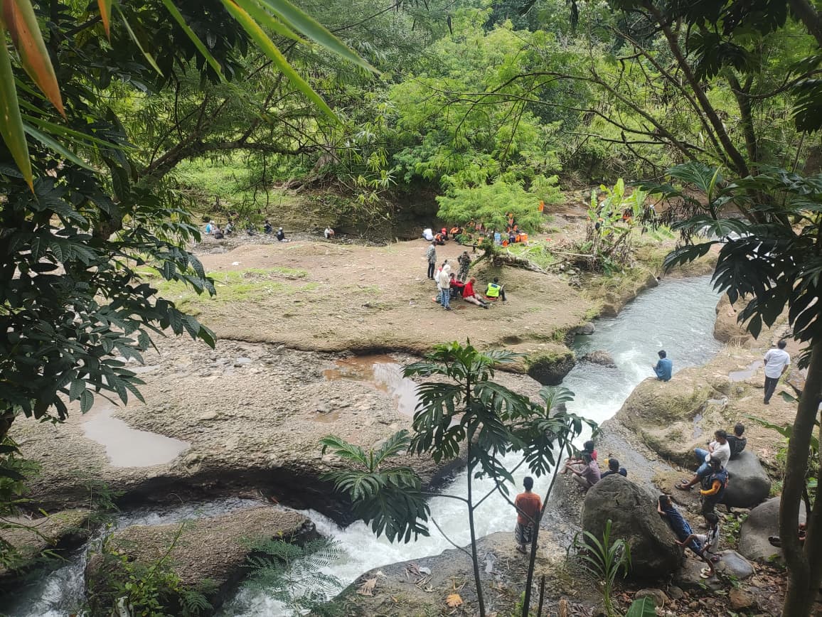 PENCARIAN: Tim SAR berusaha mencari korban hilang di Sungai Gelis.
