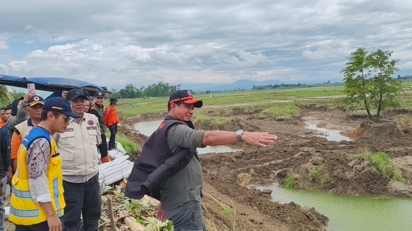 TINJAU LAPANGAN - Kepala Badan Nasional Penanggulangan Bencana (BNPB) Letjen TNI Suharyanto, S.Sos., M.M bersama Bupati Groboan Setyo Hadi meninjau lokasi jebolnya tanggul sungai Tuntang