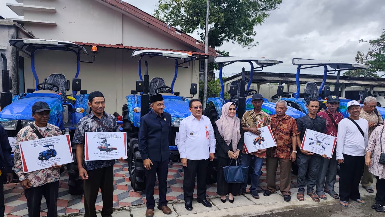 SERAHKAN BANTUAN &ndash; Wakil Bupati Grobogan Sugeng Prasetyo menyerahkan bantuan alat dan mesin pertanian dari Kementerian Pertanian RI di kantor Dinas Pertanian setempat.