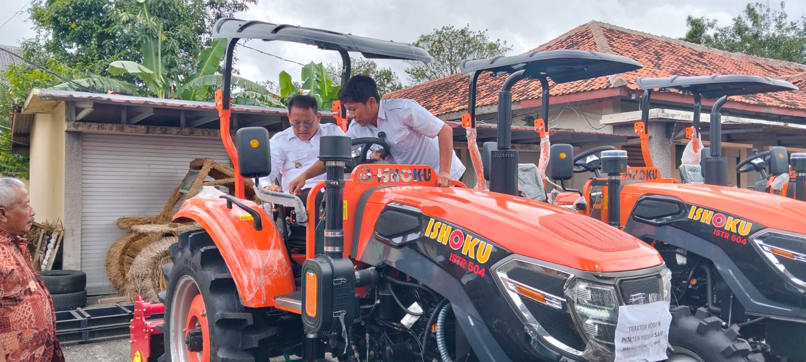 UJI COBA - Wakil Bupati Grobogan Sugeng Prasetyo mencoba traktor bantuan dari Kementan di kantor Dinas Pertanian Grobogan
