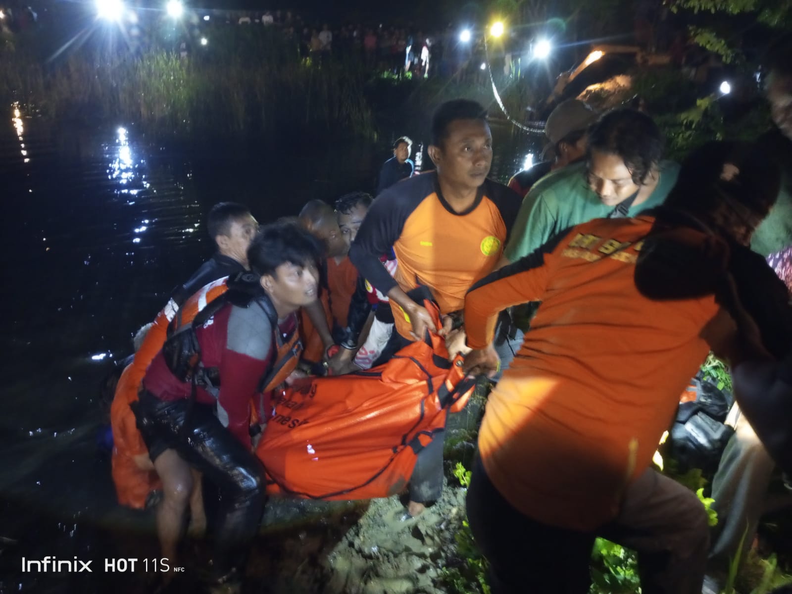 EVAKUASI: Tim BPBD Rembang bersama warga berhasil mengevakasi korban tenggelam di Embung Purworejo Kaliori setelah melakukan pencarian hampir 10 jam  kemarin malam.