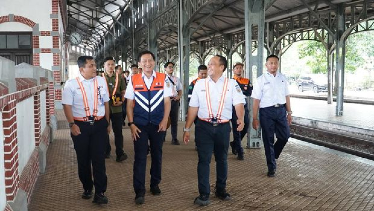 MENINJAU: Dirut PT KAI Bobby Rasyidin saat meninjau Stasiun Kedungjati, Grobogan, Jawa Tengah.