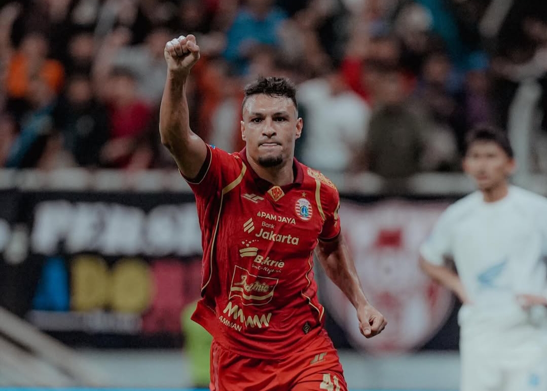 Pemain Persija Ajaraie Mencetak gol saat melawan PSM makassar