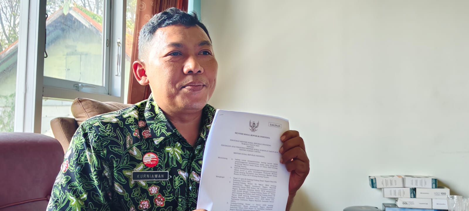 TUNJUKAN SURAT &ndash; Kurniawan Ketua Karang Taruna Kabupaten Grobogan periode 2021-2026 menunjukan Permensos Nomor 9 Tahun 2025.