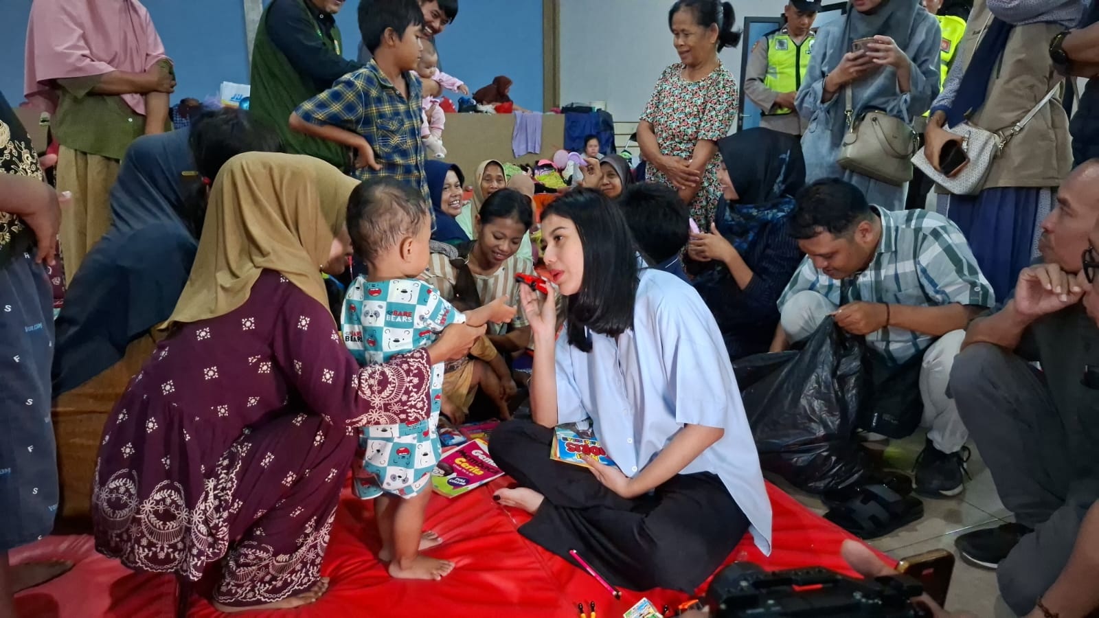 PEDULI: Wakil Bupati Bellinda Putri Sabrina Birton mengunjungi posko pengungsian di Kudus untuk membagikan bantuan logistik dan mainan anak, belum lama ini.