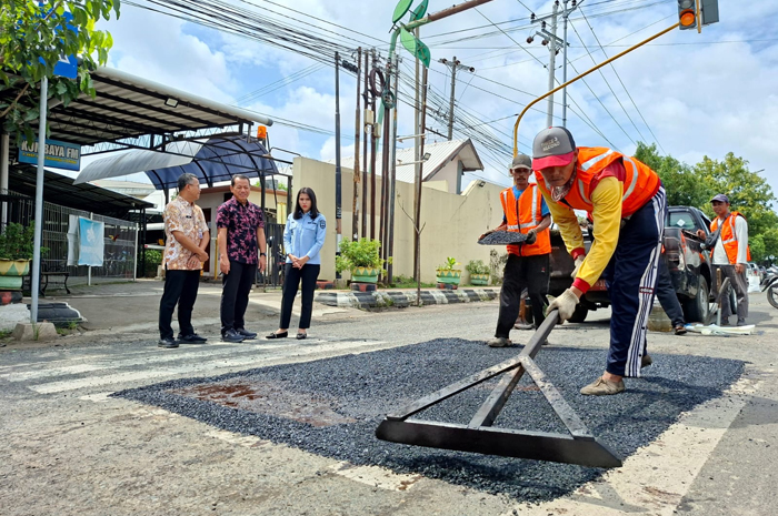 PERBAIKAN: Bupati dan Wabup Kudus memantau kinerja sejumlah petugas penambalan jalan rusak di sejumlah titik di Kabupaten Kudus, belum lama ini.