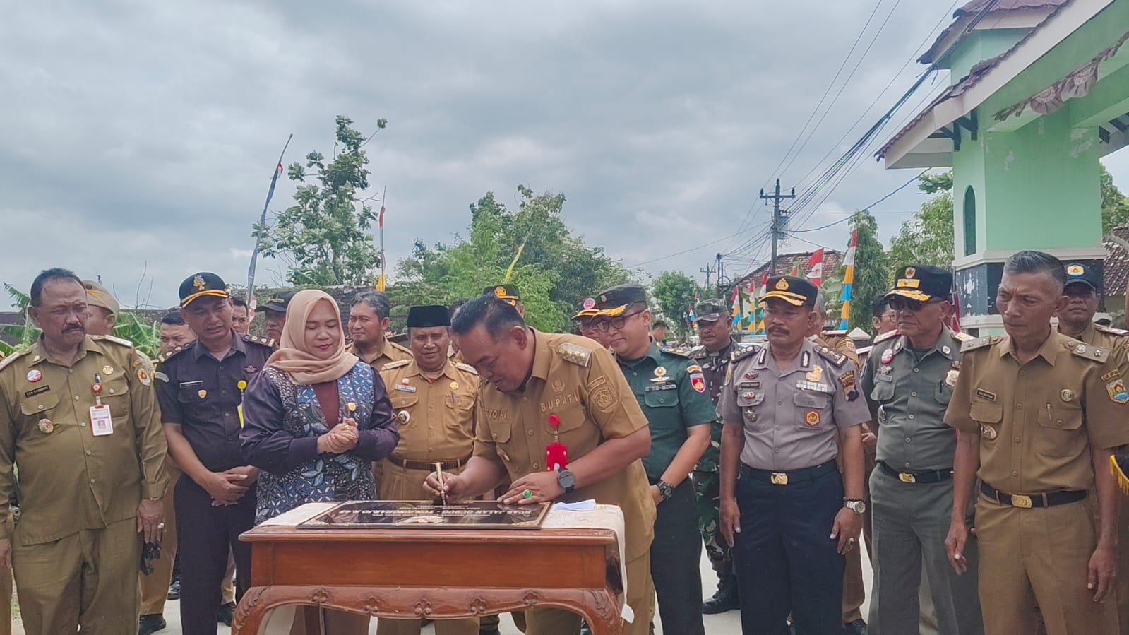 RESMIKAN PEMBANGUNAN &ndash; Bupati Grobogan Setyo Hadi bersama Wakil Bupati Sugeng Prasetyo meresmikan pembangunan hasil pembangunan tahun 2025.