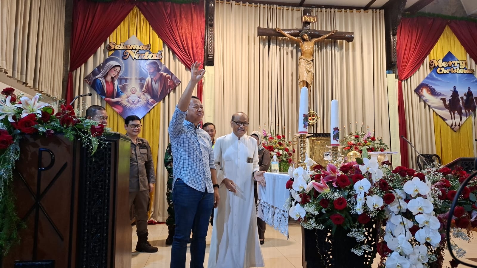 KUNJUNGAN: Bupati Kudus Sam&rsquo;ani Intakoris bersama jajaran OPD menyambangi perayaan misa Natal di sejumlah gereja di Kudus, belum lama ini.