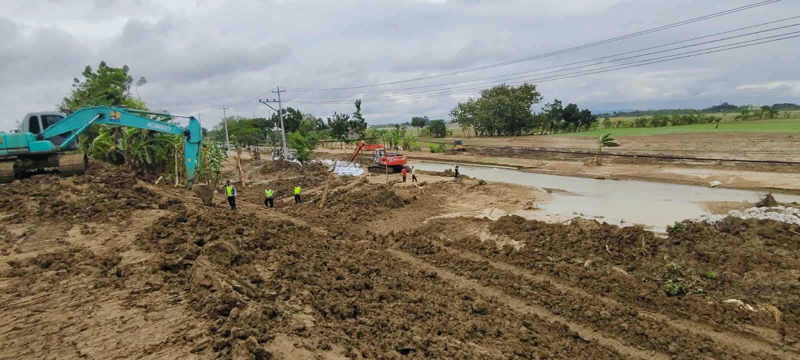 TERTUTUP &ndash; Tanggul jebol di Desa Tinanding, Kecamatan Godong berhasil ditutup Jumat (20/2) dilanjutkan penguatan tanggul selama dua pekan.