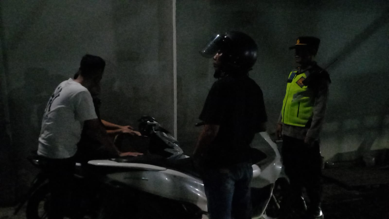 DIBERANTAS: Polisi menggagalkan peredaran Miras lewat cara COD.