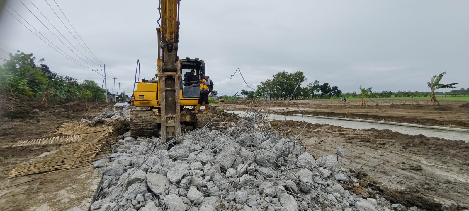 PROSES PENGERJAAN - Jalan Purwodadi-Semarang mulai dibangun setelah terkena jebolan tanggul di Desa Tinanding, Kecamatan Godong, Kabupaten Grobogan