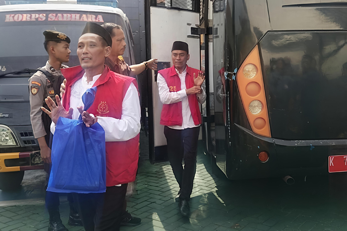 DISIDANG: Dua aktifis Pati diantar ke PN Pati pada Jumat (20/2).