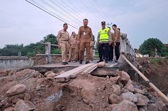 GERCEP: Bupati Sam&rsquo;ani meninjau Jembatan Kesambi 1 yang rusak akibat arus deras langsung dilakukan perbaikan.