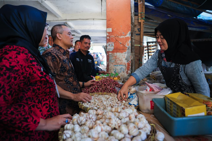 Gubernur Jateng Ahmad Luthfi melakukan peninjauan ke Pasar Projo Ambarawa, Kabupaten Semarang,&nbsp;untuk memastikan ketersediaan stok serta kestabilan harga bapokting.