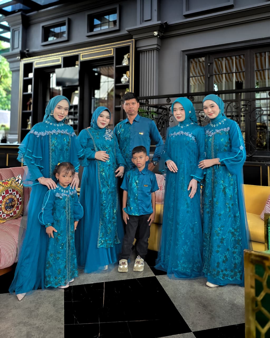 KOMPAK: Family set jadi andalan di setiap momen Lebaran.